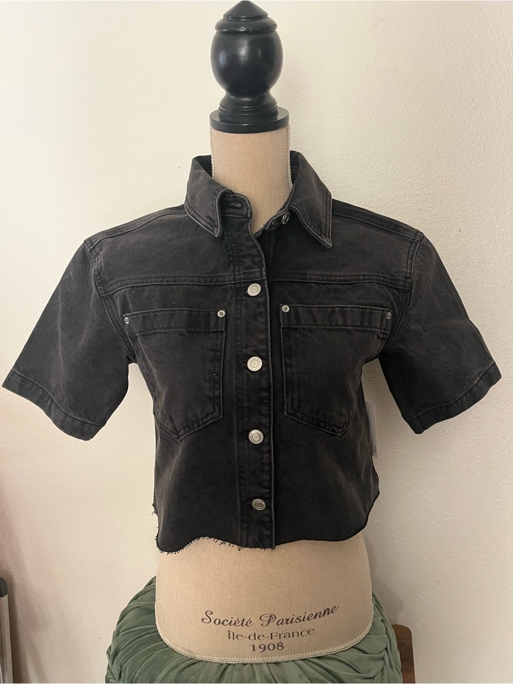 SO Black Cropped Short-Sleeve Button-Front Denim Shirt